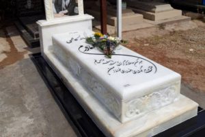 مقبره دو طبقه با مرمر سفید