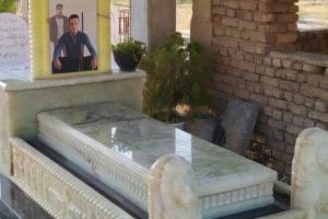 مقبره سنگ مرمر با طرح هخامنش